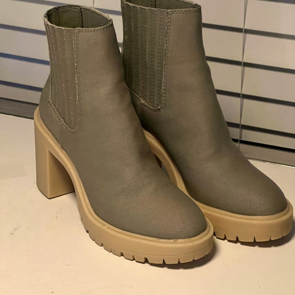 Dole Vita Canvase Sage Bootie Size 8